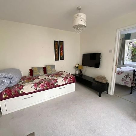 Cosy Apartment With Private Access And Kitchenette In Guildford (Adults Only) Worplesdon ภายนอก รูปภาพ