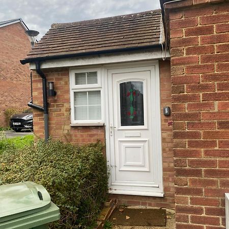 Cosy Apartment With Private Access And Kitchenette In Guildford (Adults Only) Worplesdon ภายนอก รูปภาพ