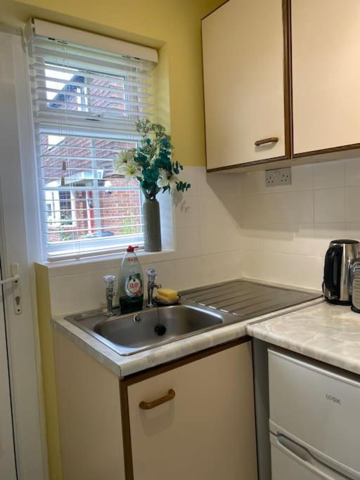 Cosy Apartment With Private Access And Kitchenette In Guildford (Adults Only) Worplesdon ภายนอก รูปภาพ