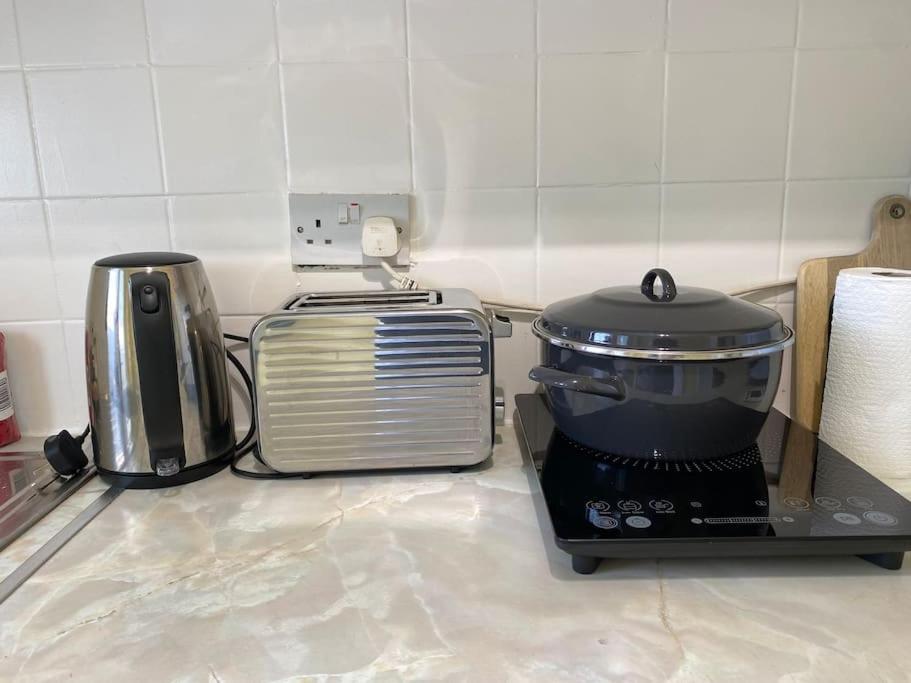 Cosy Apartment With Private Access And Kitchenette In Guildford (Adults Only) Worplesdon ภายนอก รูปภาพ