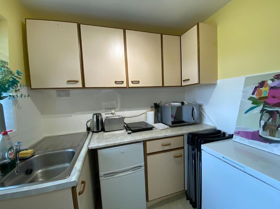 Cosy Apartment With Private Access And Kitchenette In Guildford (Adults Only) Worplesdon ภายนอก รูปภาพ