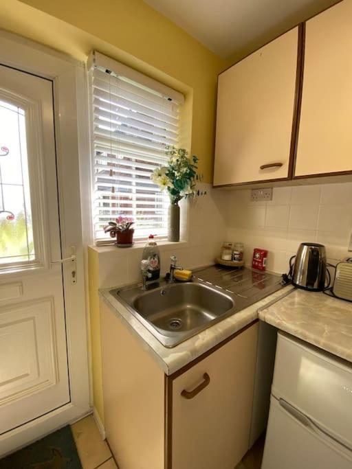 Cosy Apartment With Private Access And Kitchenette In Guildford (Adults Only) Worplesdon ภายนอก รูปภาพ
