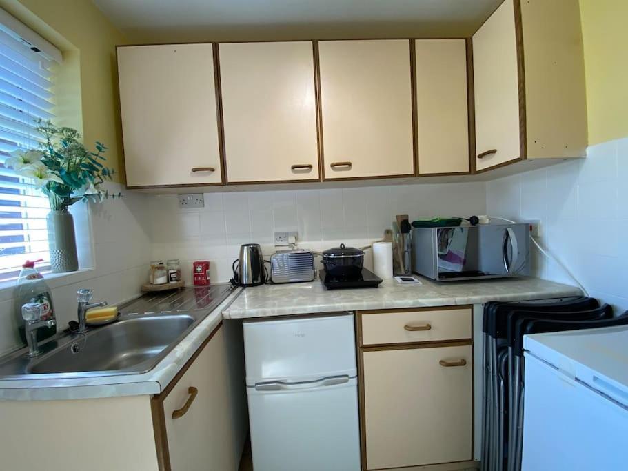 Cosy Apartment With Private Access And Kitchenette In Guildford (Adults Only) Worplesdon ภายนอก รูปภาพ