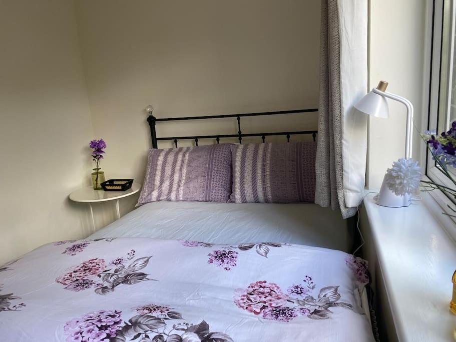 Cosy Apartment With Private Access And Kitchenette In Guildford (Adults Only) Worplesdon ภายนอก รูปภาพ