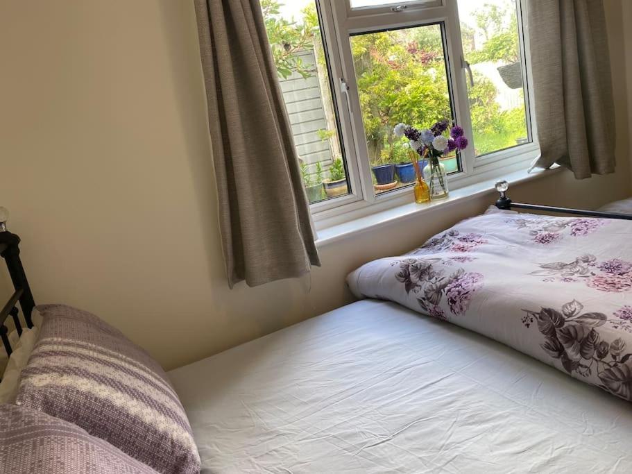 Cosy Apartment With Private Access And Kitchenette In Guildford (Adults Only) Worplesdon ภายนอก รูปภาพ