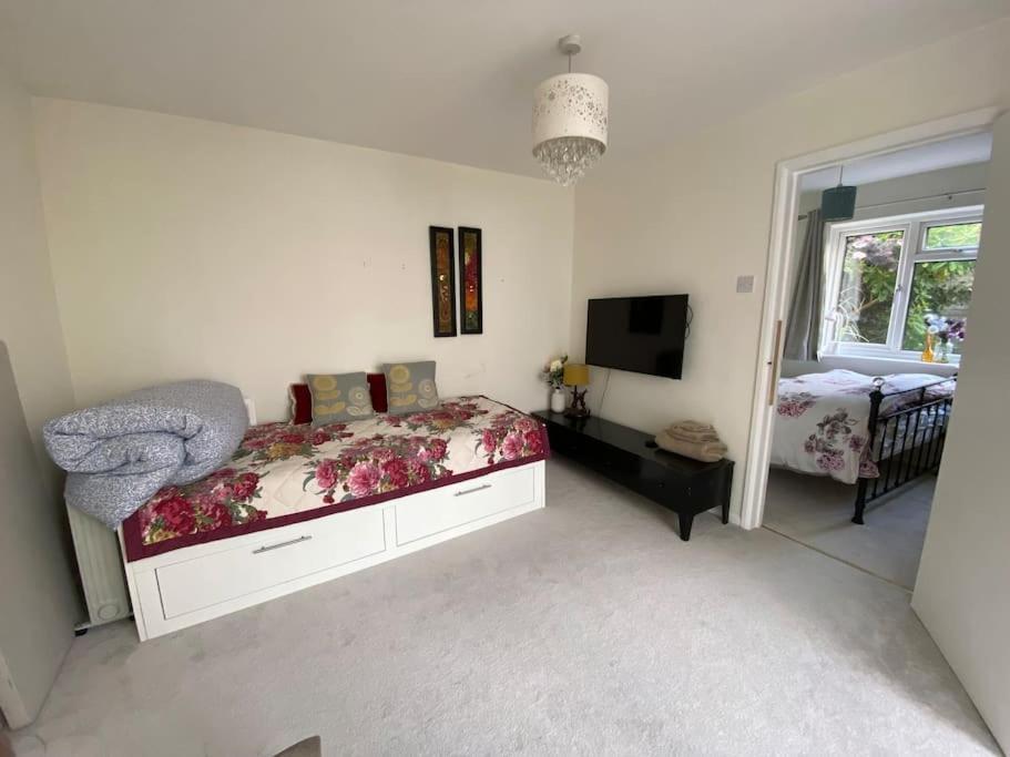 Cosy Apartment With Private Access And Kitchenette In Guildford (Adults Only) Worplesdon ภายนอก รูปภาพ